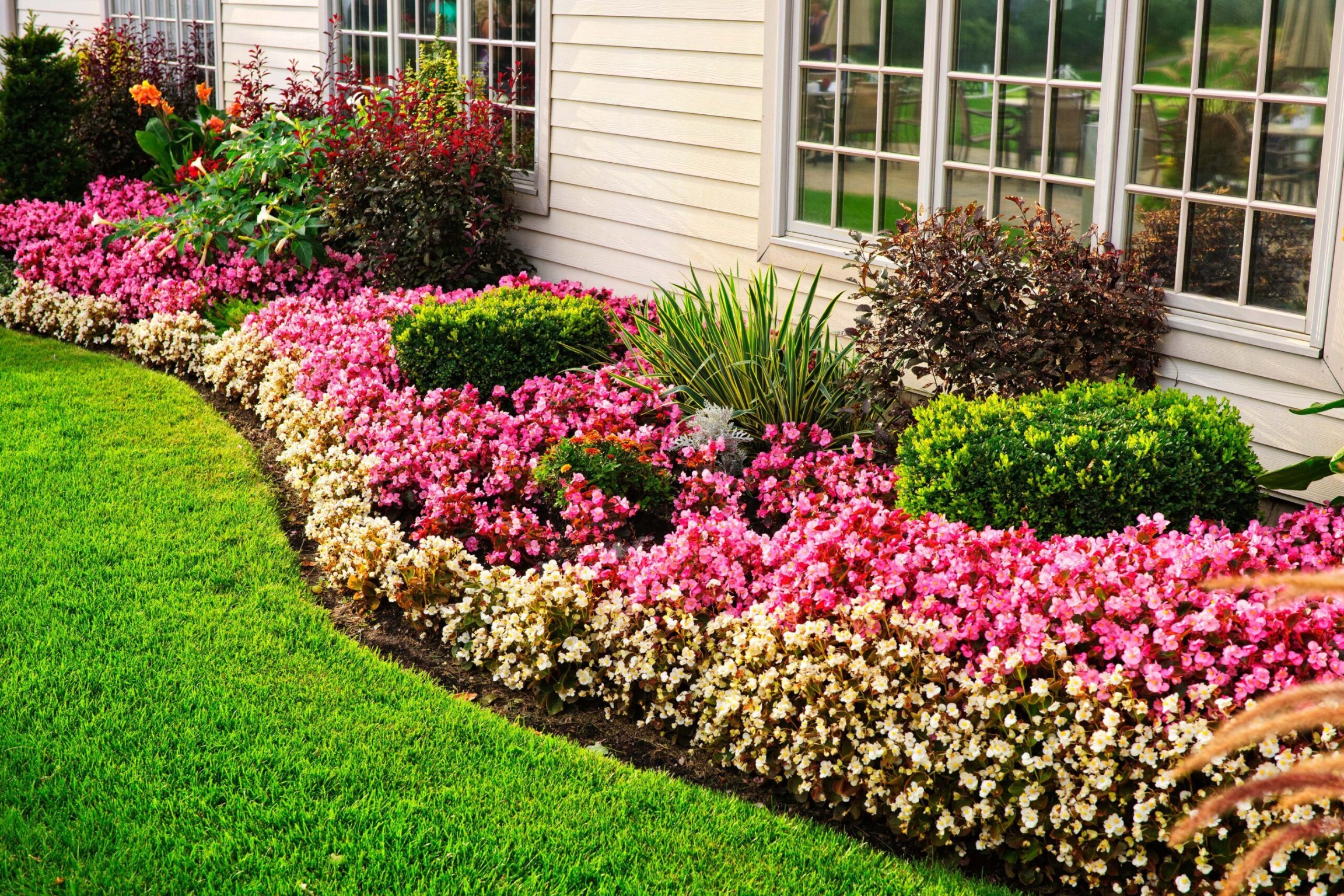 Front Lawn Flower Bed Ideas: A Guide To Beautiful Blooms